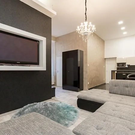 The Golden Executive Apartment *